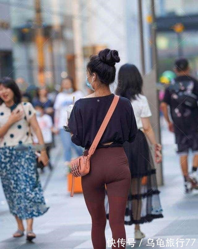 方形 黑色低胸上衣搭配褐色时尚打底裤，日常休闲，文艺的感觉！