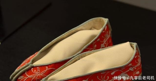 宫中妃子服饰众多,尤其花盆鞋和指甲套让人兴趣倍增,来历悠久!
