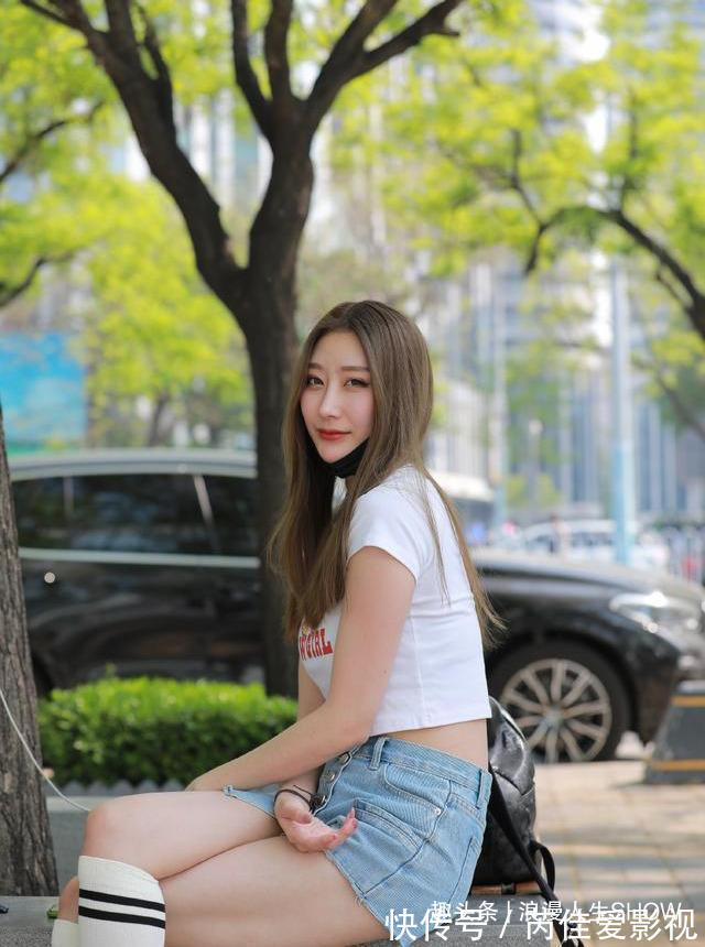衣服|白色超短T恤搭配蓝色牛仔裤，休闲高雅，少女心十足