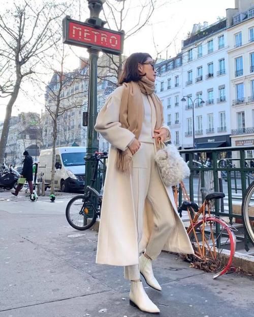 今冬，火了一款裤子叫：毛呢裤，配大衣气质又高级，谁穿谁好看