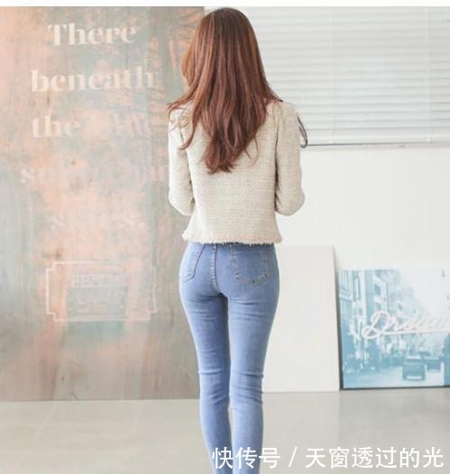 百搭|穿着牛仔裤让人感觉很清新,而且百搭,充满时尚感