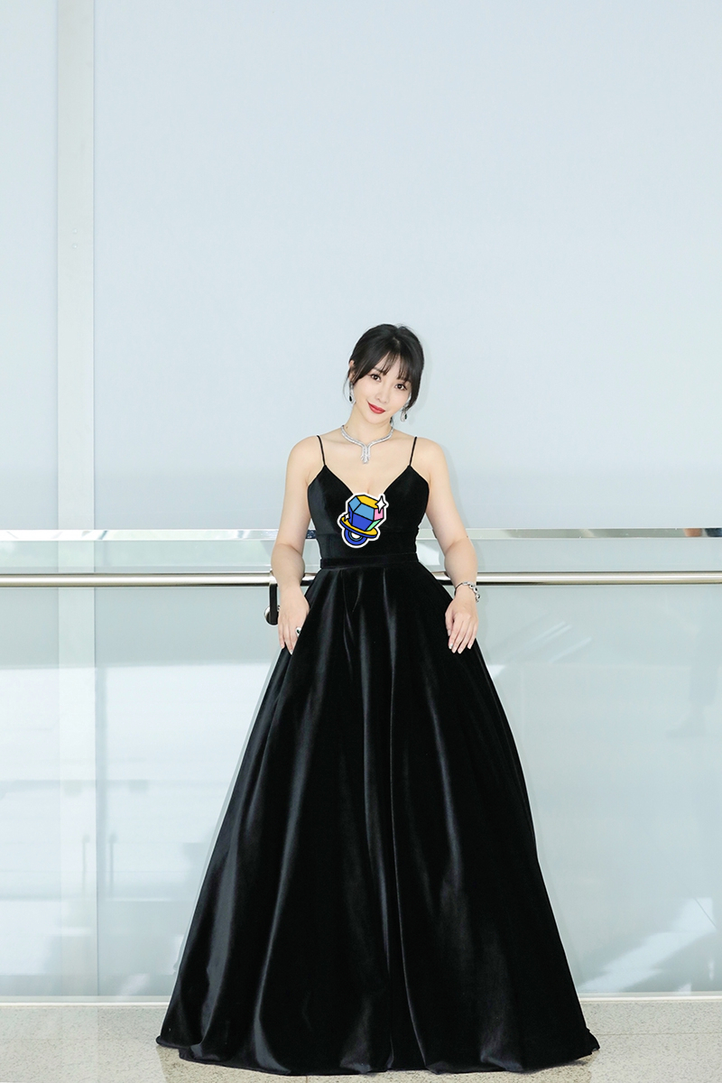 黑色|35岁的薇娅身材高挑纤瘦,穿黑T恤搭配黑色破洞工装裤,又飒又美