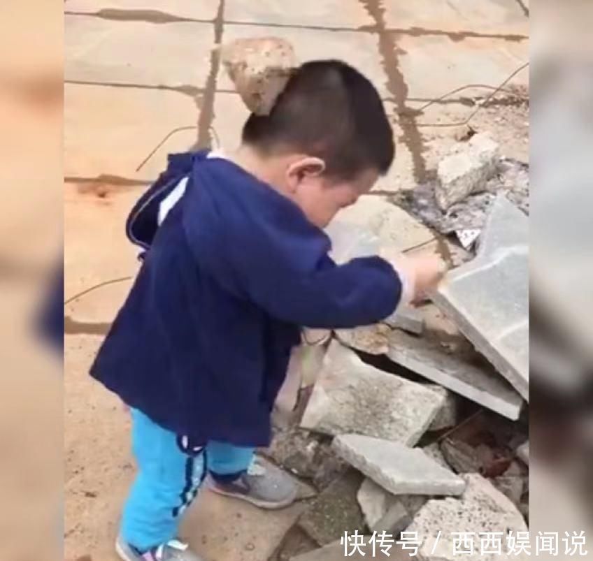 奇思妙想|萌娃扔石头手滑砸到自己的头走红网络,网友:幸好这只是自己扔的