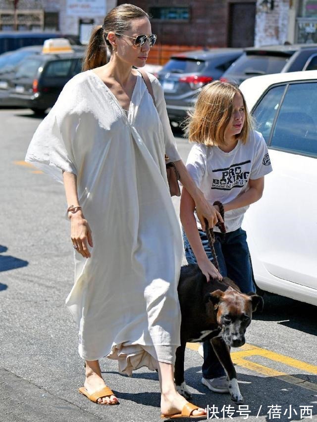 优雅|安吉丽娜·朱莉与亲生女儿逛街,穿白色连衣裙配拖鞋,高级又优雅