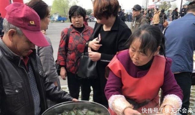农村大妈街边卖“它”,成本1元,售价3元,顾客排长队抢着买!