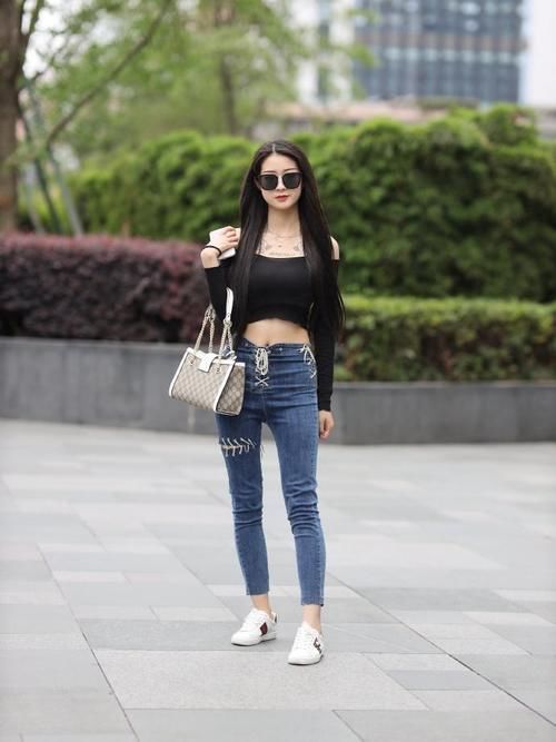 cle|美女穿搭:黑色的抹胸露脐上衣,露出白嫩的肤色,彰显独特个性