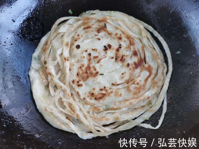 葱花饼|做葱花饼，抹油烫面都不对！面点师教你正确做法，酥脆多层，真香