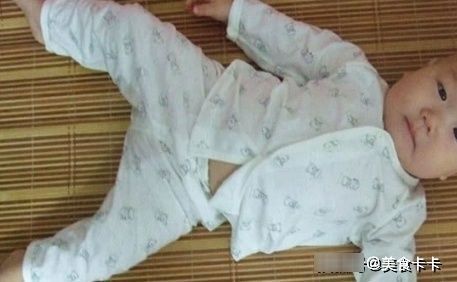 臭脚|爸爸将他的臭脚伸到宝宝面前,宝宝的反应真的是,让人笑喷了