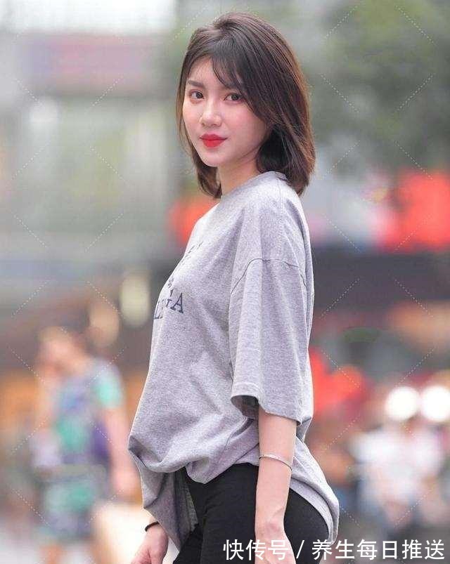 单肩包 灰色牛仔打底裤搭链条单肩包,打造个性的街头风,成熟干练的感觉!