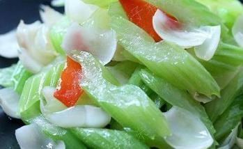 饭店做的西芹又香又嫩，教你一些小窍门，在家也能做出饭店的味道