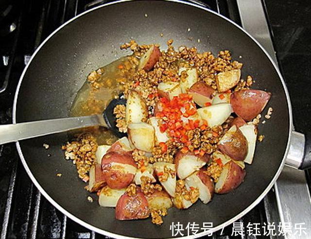 土豆的这种做法,儿子总说吃不厌,我家隔三差五就做一回,超下饭