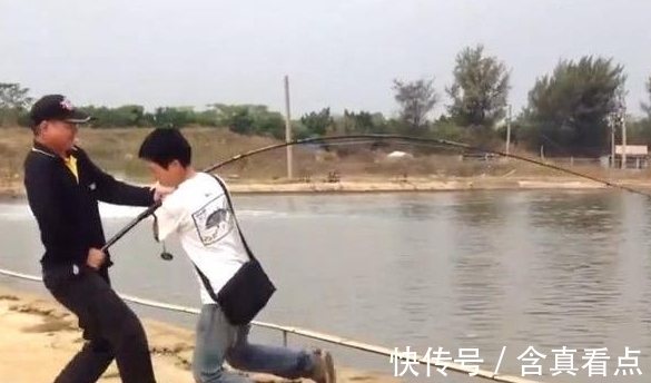 拉动|男子河边钓起神秘“鱼王”，几个人一起使力才能拉动，大开眼界