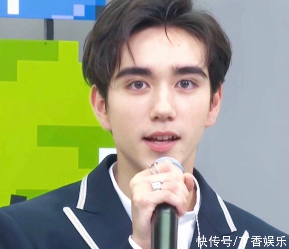 《创4》滤镜有多难看，选手衣服变色不说，颜值直播比正片高几倍