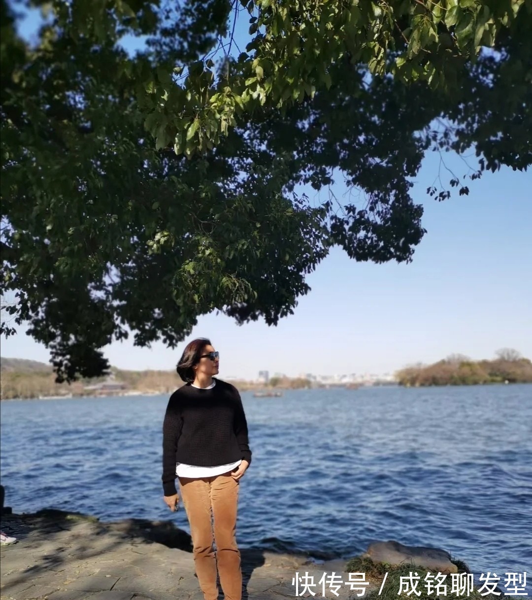 紧身裤|女人过了60岁更要注重气质,学习这位阿姨的穿搭,高雅大气显年轻