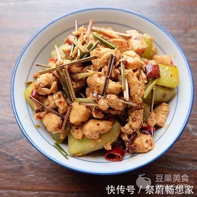 懒人食单·柠檬香茅辣炒鸡丁莴笋太下饭了!就算菜冷了也很下饭
