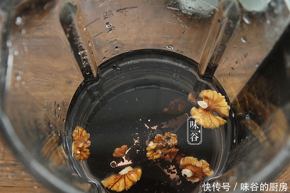 黑米黑豆黑|入冬后,早餐给家人喝此米糊,每天一杯,营养易吸收,养出好身体