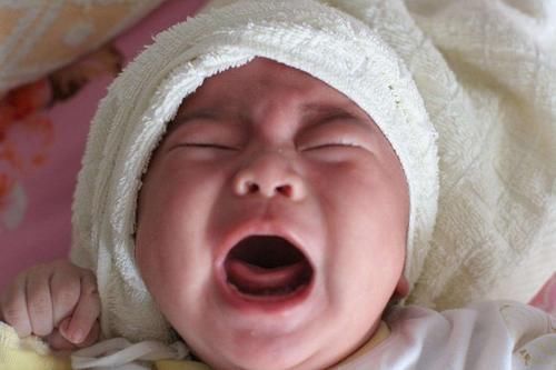 监控|感觉育儿嫂不对劲,宝妈看完监控后,崩溃大哭