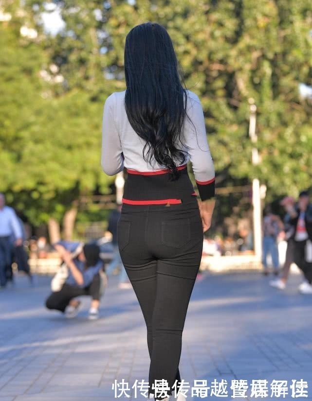 时尚街拍:简约风的关键,黑色牛仔裤穿搭出淑女范儿!