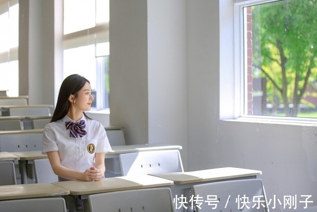 白衬衫 时尚穿搭，身穿白衬衫搭配百褶裙，少女感满满