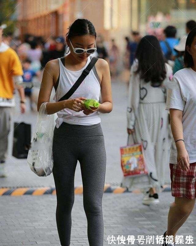 黑色 枣红色衬衣搭配黑色打底裤，色调偏低调，产生靓丽的效果！