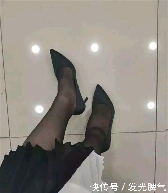 流行的尖尖的高跟鞋,悄然多出了几分婉然