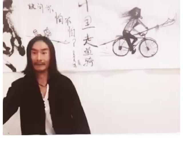 电灯泡&靠写“丑书”走红,创作时表情夸张、情感丰富,1年收获61万粉丝