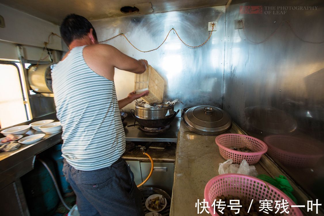 象山|二十人4500元包船出海捕鱼，捕获的海鲜吃完一餐，每人还分到一箱