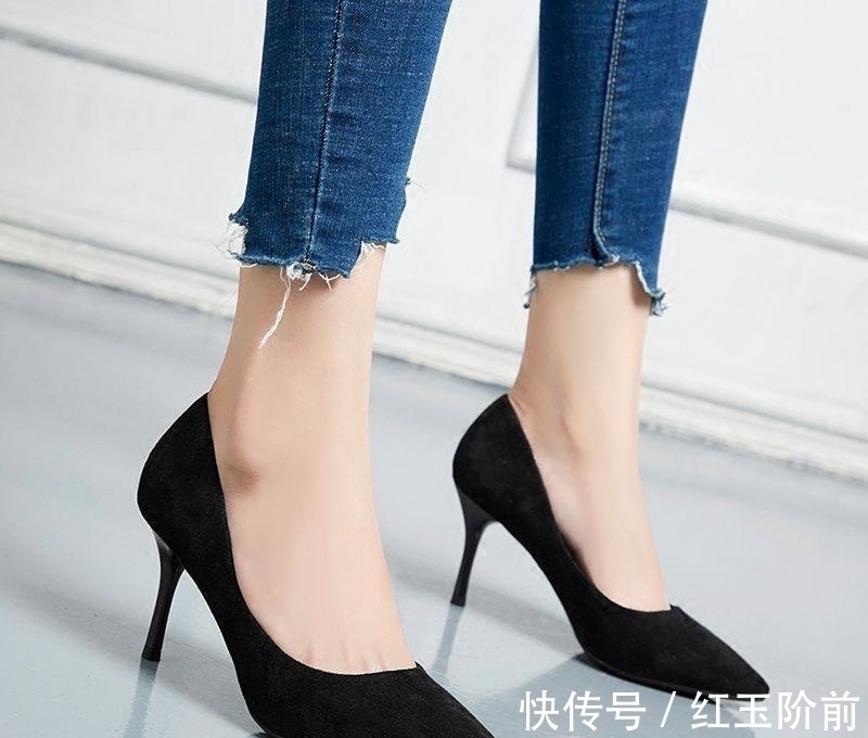细跟 时髦毫不费力,没有一双尖头高跟鞋,怎么算成熟女性