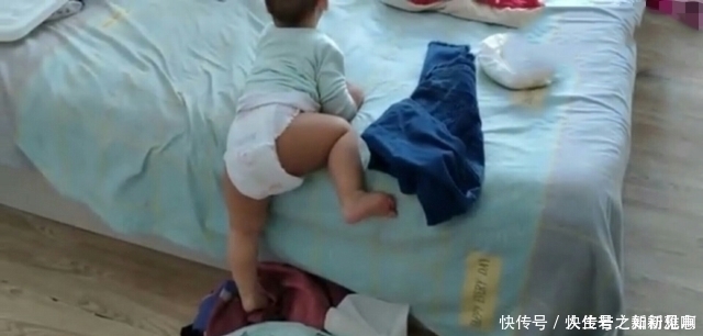 宝妈|11个月宝宝竟然自己下床?防止自己摔疼的这操作:厉害了