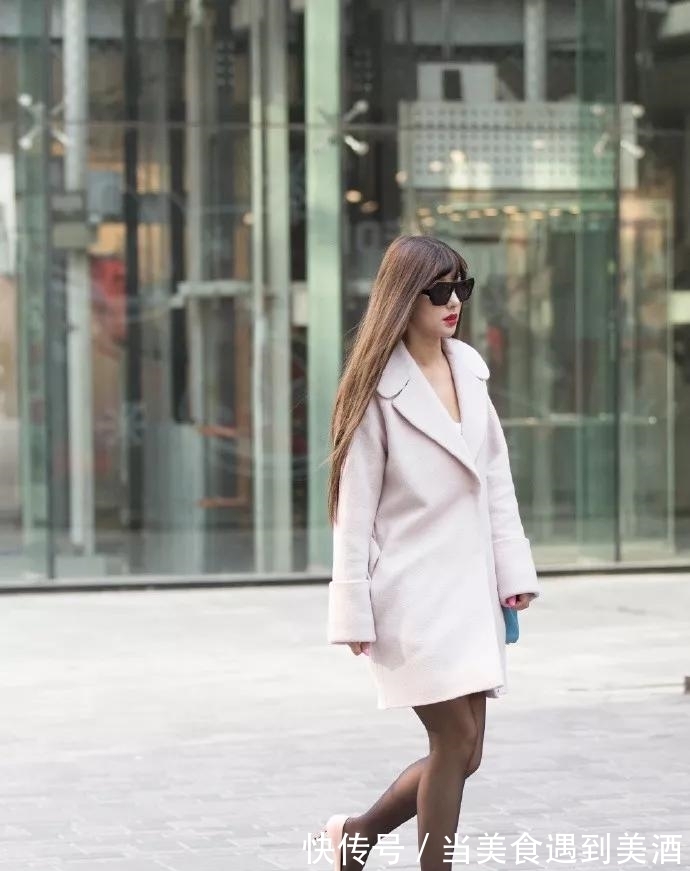 外套 高腰的黑色短裤,显瘦的同时,又能够让双腿显得修长又迷人