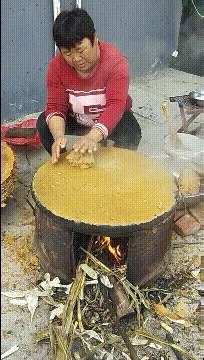 |搞笑GIF:最幸福的事情就是,别人老婆给你做饭吃