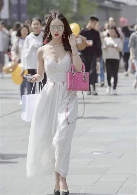 紧身裤|街拍:美女穿蓝色上衣配黑色紧身裤,长发飘飘,魅力无限