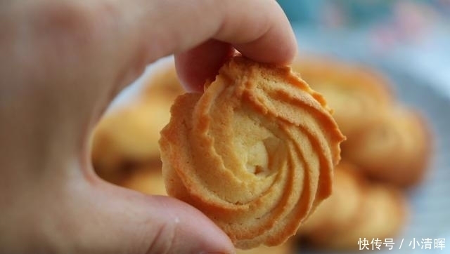 简单几步,教你在家做曲奇饼干,又酥又脆比买的好吃,特别解馋