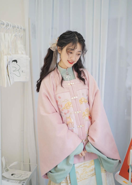 穿汉服不一定要配古风发髻，这几种简约发型也很好看，时尚又减龄