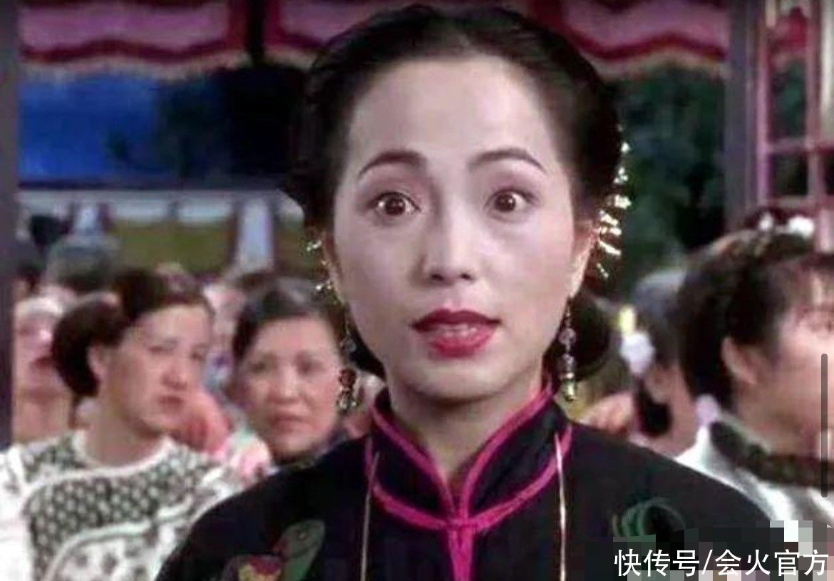 石榴姐|“石榴姐”现身乡村务农,墙上满是烟灰污垢,身价过亿生活仍节俭