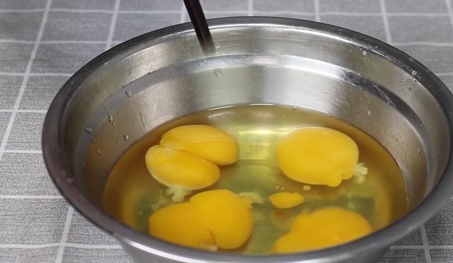 食用油|鸡蛋倒入滚烫的油锅中，五秒就变美食，三十年老厨的技术真是牛