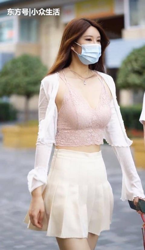 街拍这么学院风的纯白A字裙,看一个背影都难以忘怀