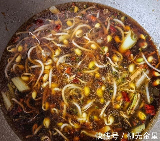 芹菜|芹菜肉丝蒸卤面，肉丝香嫩，芹菜色泽漂亮！