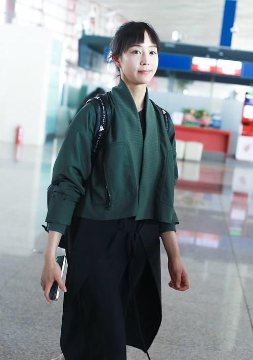 双腿|张钧甯私下气质少女减龄，紧身牛仔裤勾勒肉感双腿，休闲感好强