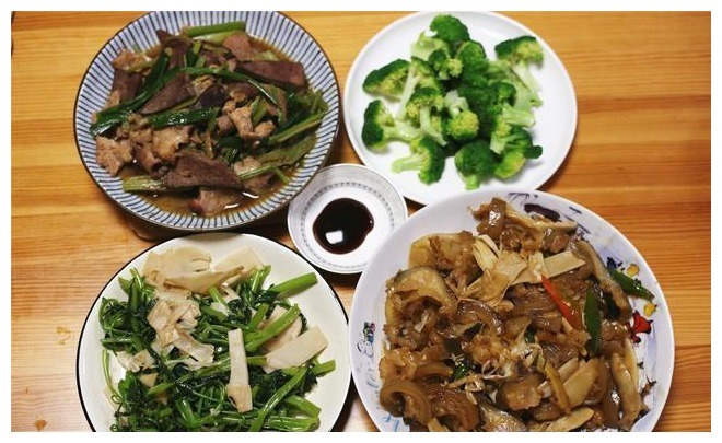闺蜜出差到我家里玩,我特意下厨做了一桌菜,饭后她都不想走了!