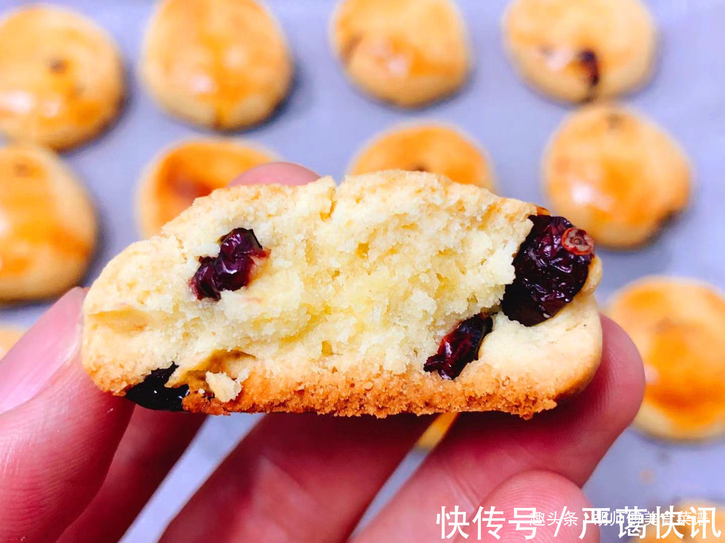 小时候特爱吃的酥饼，自己在家做，个个金黄酥脆，还是以前的味道