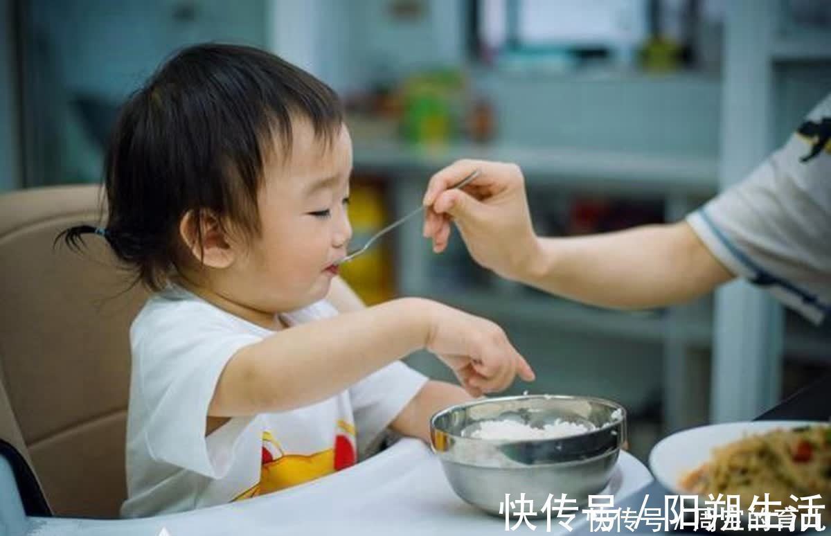 膨化食品|这些食物吃多了可能会影响孩子长个，家长要牢记别再买给孩子吃了