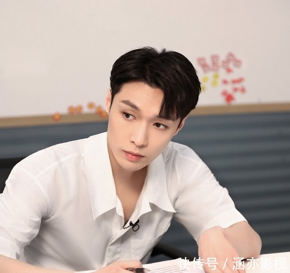 张子枫排斥张艺兴？拍兄妹照与彭昱畅很亲密，却当艺兴是背景墙