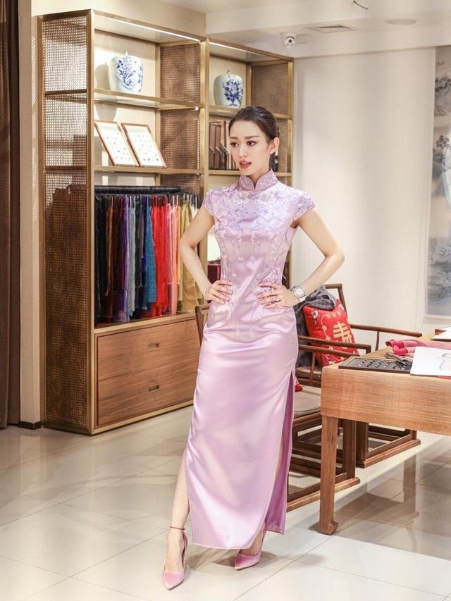 薄纱|郎朗的小娇妻吉娜身材绝了!穿薄纱连衣裙展现S曲线感,高级优雅