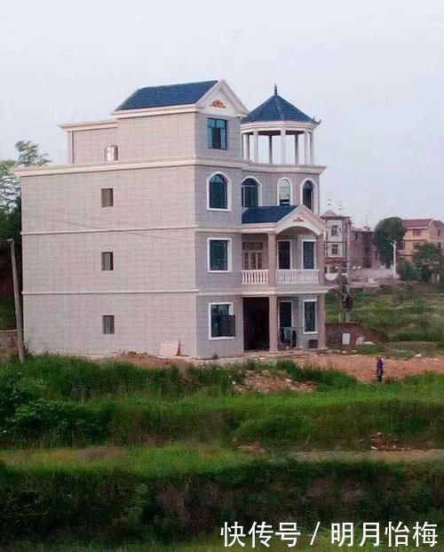 盖房|公婆花百万回农村盖房,全村都轰动了,抢着来参观,旋转楼梯太赞