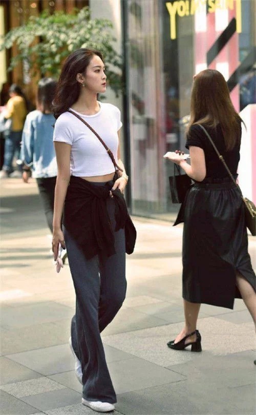 街拍：穿牛仔紧身上衣的小姐姐，笑容甜美气质典雅，非常惹人喜欢