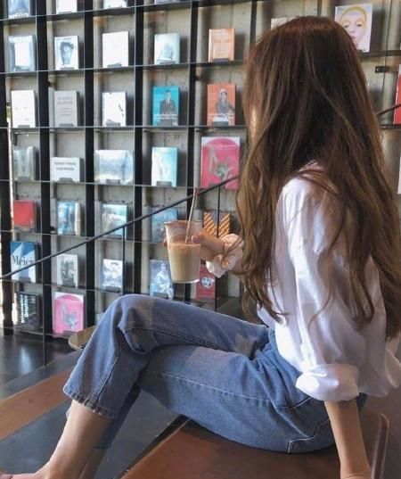 白衬衫看似基础又简单，实际很是美丽动人，搭配对了很重要