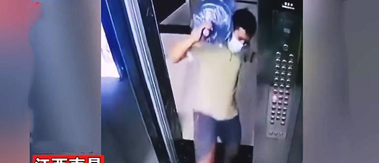 桶装水|男子扛38水出电梯,遭男孩恶意绊脚愤怒回踢:我不是你爸不会惯你