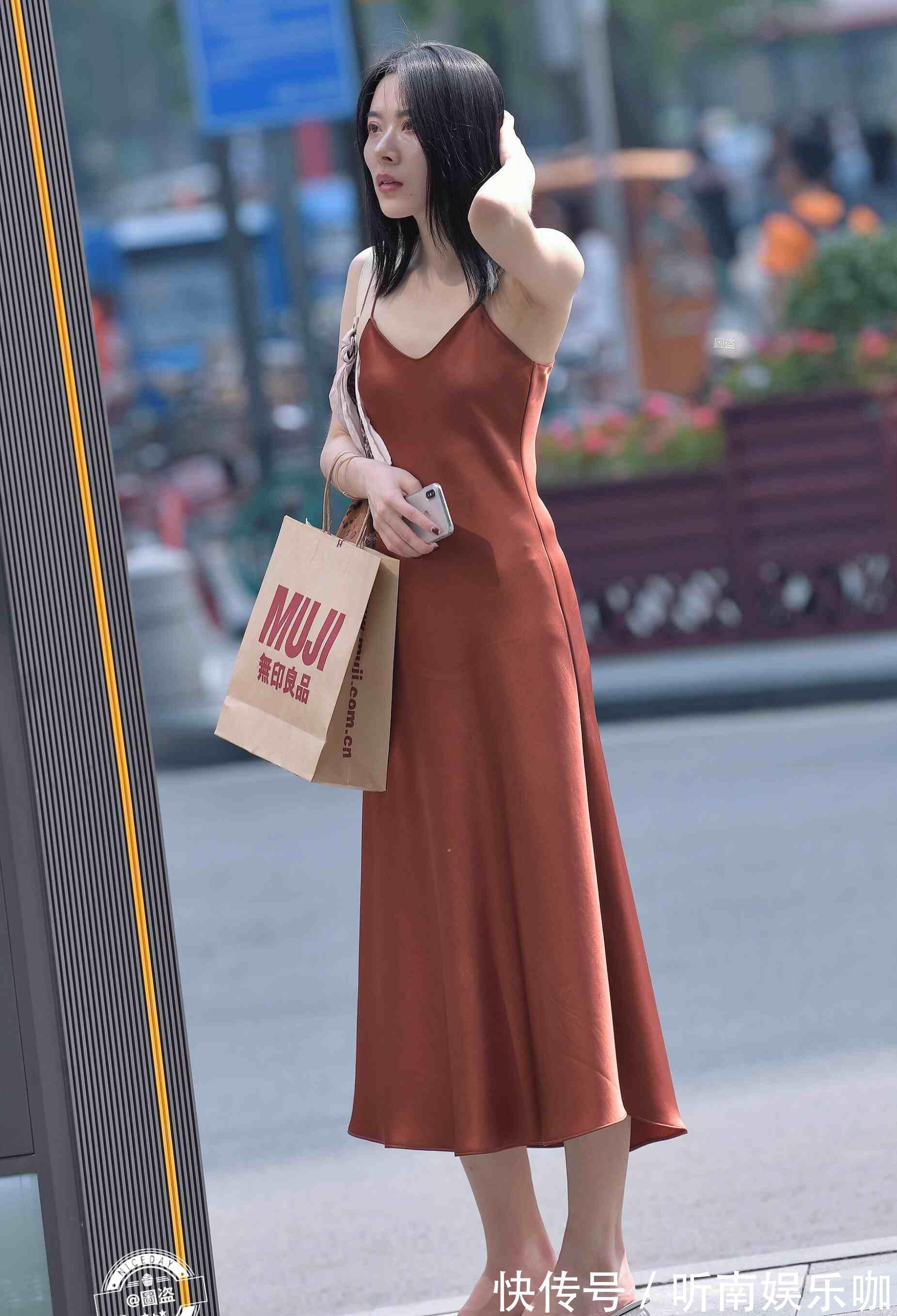 美女 “胯大”的连衣裙美女，休闲还减龄，优雅浪漫