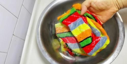 抹布|夏天厨房抹布不洗等于吃病菌，教你清洗小妙招，洗得干净又省劲